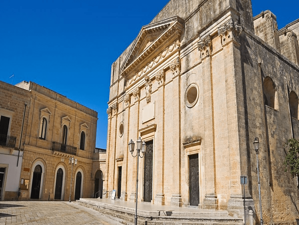 La Chiesa Matrice, o Chiesa Madre di San Salvatore, si affaccia su Piazza Don Tonino Bello. Risalente alla seconda metà del ‘700
