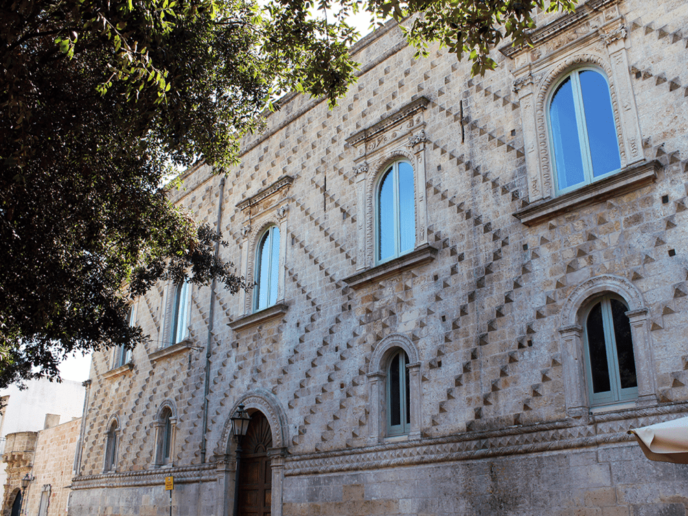 Palazzo San Giovanni fu edificato sul finire del XV secolo sotto la signoria dei De Balzo.